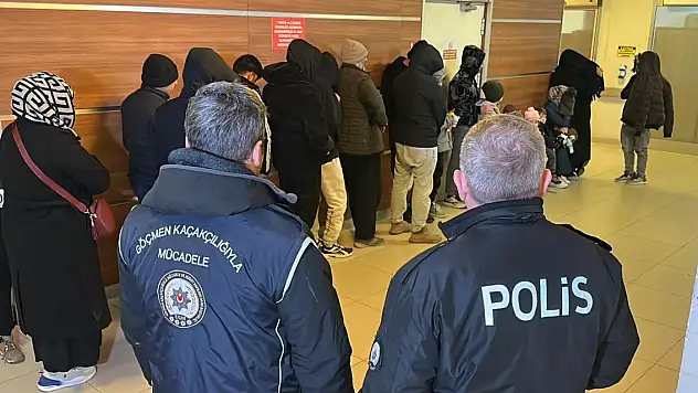 Polisten kaçarken kaza yapan minibüste 20 kaçak göçmen yakalandı