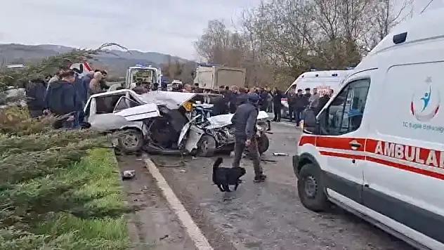 Kamyonla çarpışan otomobil ikiye bölündü: 1 ölü, 2 yaralı