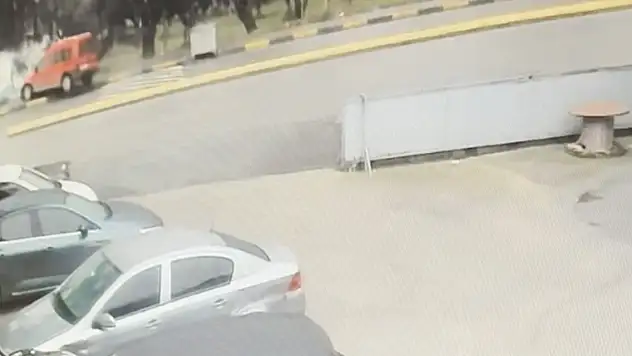 Park halindeyken hareket eden hafif ticari araç durağa çarptı