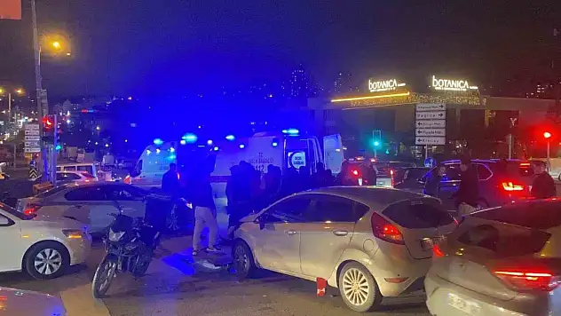 Işık ihlali yapan otomobil, iki motosiklete çarptı: 2 yaralı