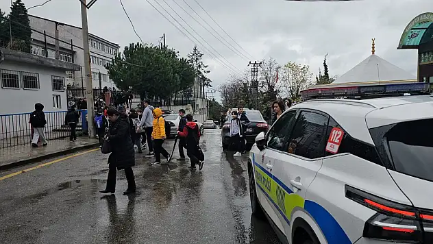 Çocuğunu azarladığını öne sürdüğü öğretmeni darbetti