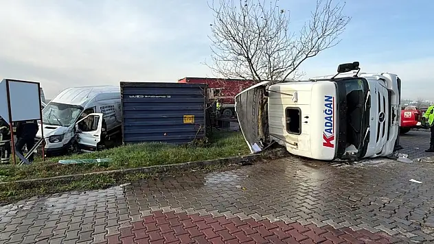 Refüjü aşıp karşı yöne geçen TIR, minibüse çarptı 5 yaralı