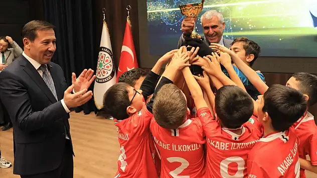 Konya'da yüzlerce öğrenci sporun birleştiri gücünde buluştu
