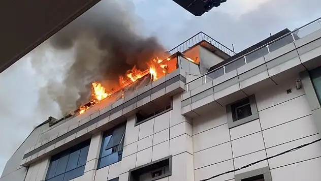 Otel yangını: Çatı katı alevlere teslim oldu