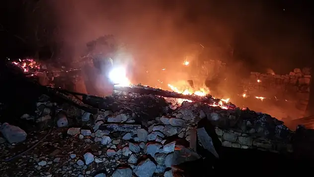 Yanan ev çöktü Alzheimer hastası aranıyor