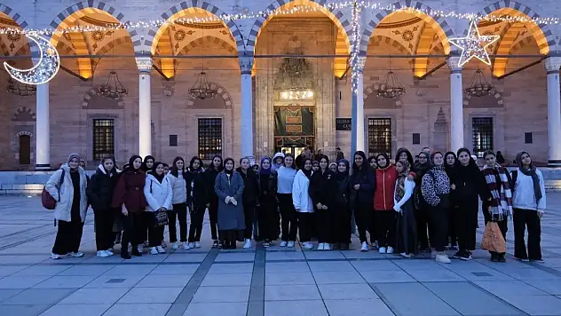 Konya'da öğrenciler sabah namazında buluşuyor