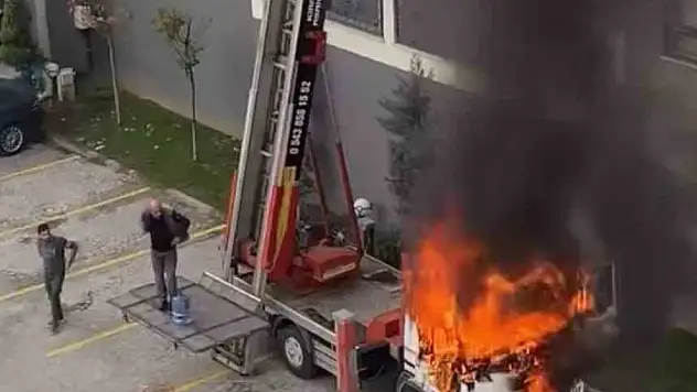 Ev taşıma kabusa döndü... Vinç alev aldı