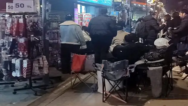 Kamp sandalyeli, battaniyeli indirim nöbeti