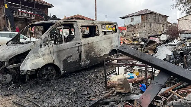 Muhtarın 4 aracı yakıldı