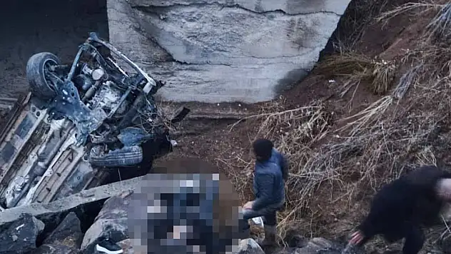 Otomobil menfeze devrildi 1 ölü, 2 yaralı