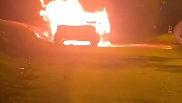 Park halindeki otomobilde patlama sonrası yangın 1 ölü