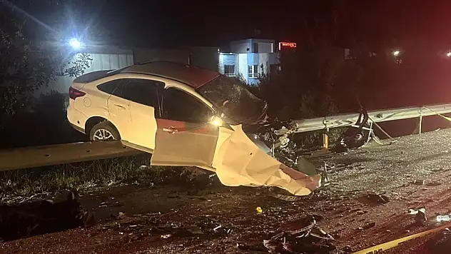 Otomobil ile hafif ticari araç çarpıştı: 3 ölü, 2 yaralı