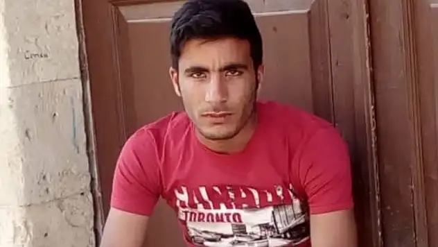 Ağabeyi geri manevra yaparken kamyonun altında kalan genç hayatını kaybetti