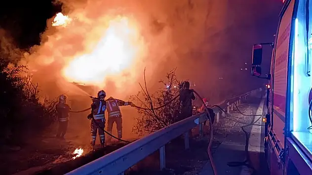 Devrilen tırda çıkan yangında 2 kişi hayatını kaybetti