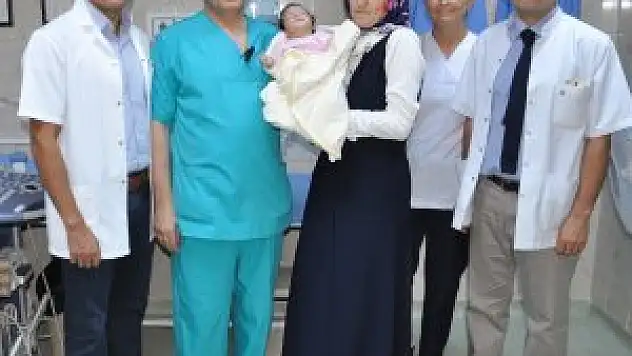 İki bebeğe anne karnında 'hayati' dokunuş