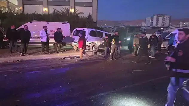 Vinç, kavşaktaki 6 araca çarptı 7 yaralı