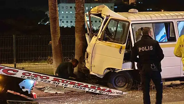 Minibüs refüje çıktı: Alkollü sürücü yaralandı