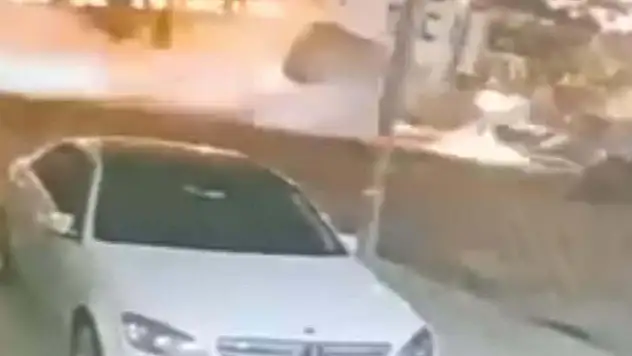 Kamyonetin park halindeki araca çarpıp, takla attığı ölümlü kaza kamerada