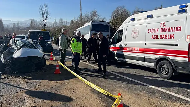 Nevşehir Ürgüp'te yolcu midibüsü ile otomobil çarpıştı: 11 yaralı