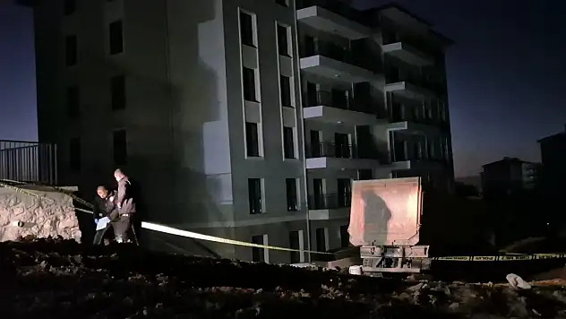 Şantiye alanında kamyonun altında kalan işçi öldü