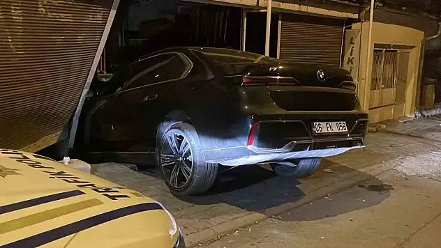 Fren yerine gaza bastı, markete girdi