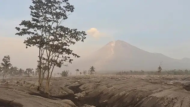 Semeru Yanardağı 6 kez patladı