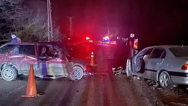 İki otomobil çarpıştı: 1 ölü, 5 yaralı
