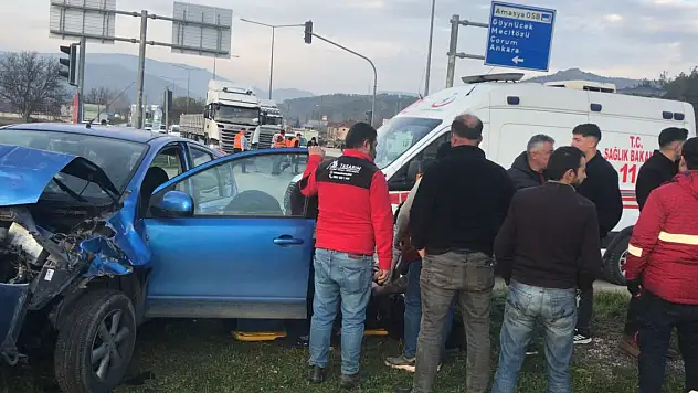 Kırmızı ışıkta bekleyen otomobile arkadan gelen otomobil çarptı