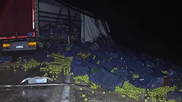 Konya'da tır bariyerlere çarptı, tonlarca elma yola saçıldı!