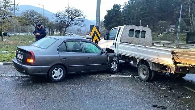 Kavşakta kontrolsüz giriş kazaya sebep oldu... Yaralılar var!