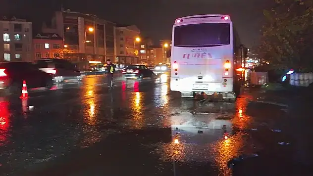 Yolun karşısına geçerken servis aracının çarptığı kadın hayatını kaybetti