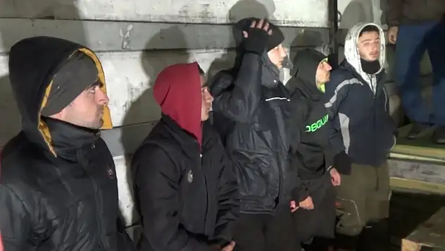 Gümrük mühürlü TIR'da 23 düzensiz göçmen yakalandı