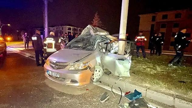 Otomobil trambüs direğine ok gibi saplandı: 1 ölü, 1 yaralı