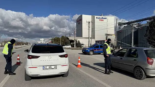 Jandarma, Konya-Ankara yolunda kuş uçurtmuyor