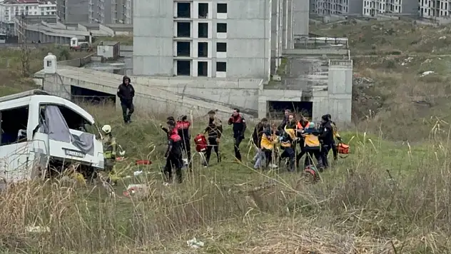 Son Dakika! Esenyurt'ta işçi servisi şarampole yuvarlandı, 2 ölü, 9 yaralı