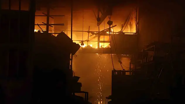 Korkutan sanayi yangını: 9 iş yeri ve 1 araç zarar gördü