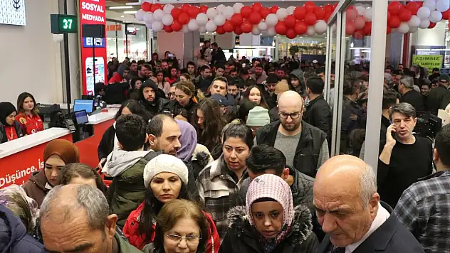 Alışveriş kuyruğu 9 saat beklediler