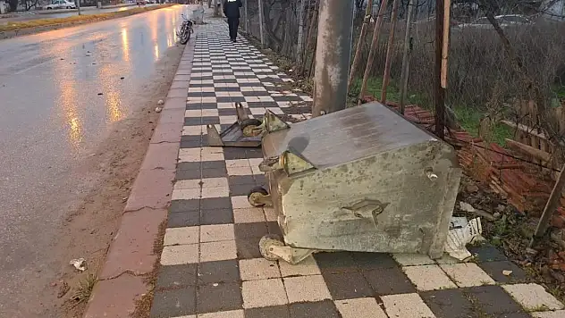 Motosiklet, çöp konteynerine çarptı 1 ölü, 1 yaralı