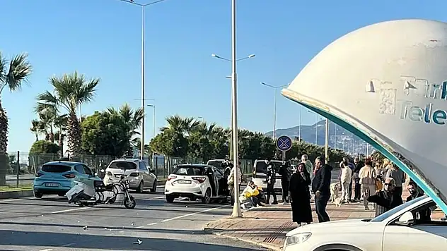 Antalya'da otomobil ile üçteker çarpıştı: 2 ölü, 1 yaralı