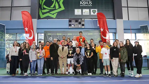 Meram'da aileler kortta buluştu