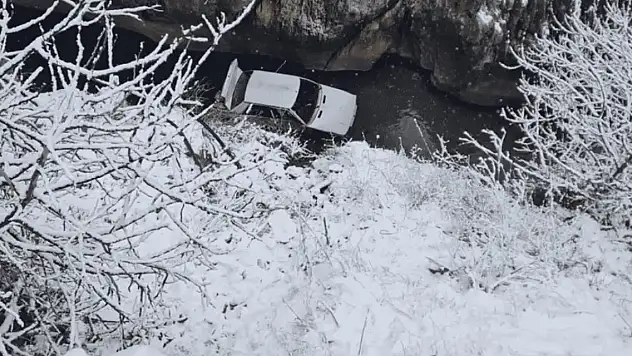 Otomobil köprüden çaya düştü: 4 yaralı