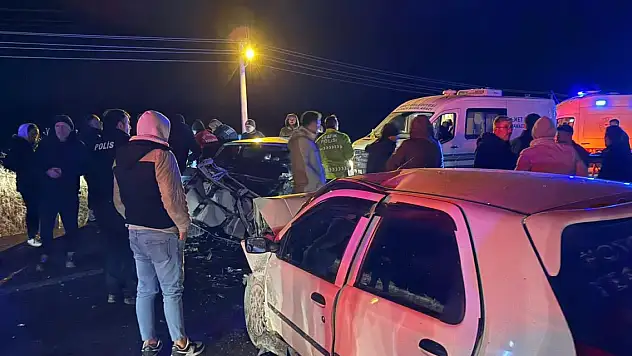 İki otomobil kafa kafaya çarpıştı 4 yaralı