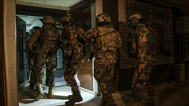 İstanbul'da DEAŞ şüphelilerine eş zamanlı baskın! Evlerinden cephanelik çıktı