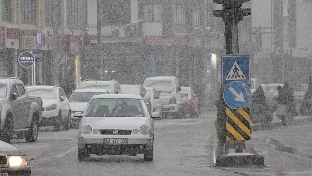 Konya'nın ilçesinde lapa lapa kar yağdı!