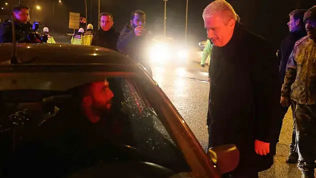 Konya protokolü, sürücülerin ve polislerin yeni yılını kutladı