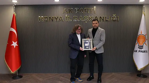 AKSED'den Başkan Özgökçen'e hatıra para takdimi