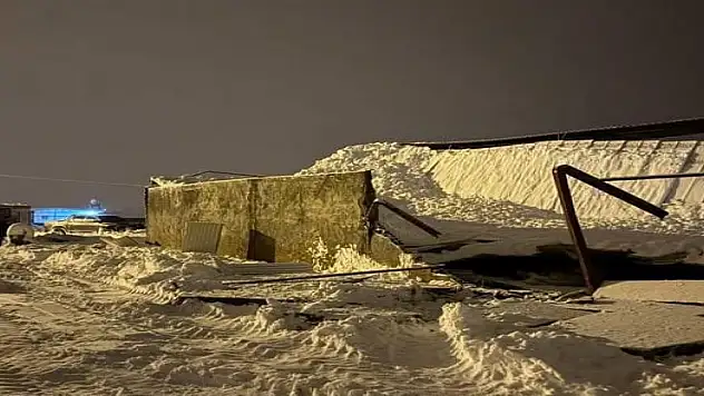 Kar yükü felaketi! 3 ahır çöktü, yüzlerce hayvan telef oldu