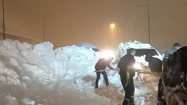 Bitlis'te çığ altında kalan baba ve kızı için zamana karşı yarış