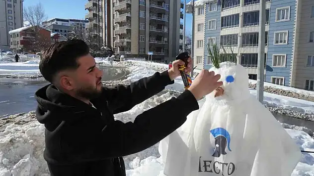 Berberler bu kez kardan adamı tıraş etti