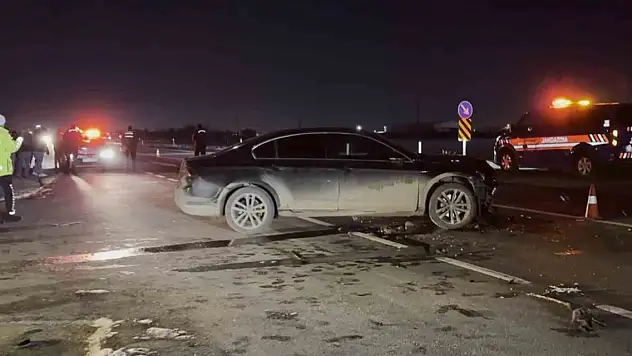 Aksaray-Konya yolunda kaza...  Otomobille çarpışan minibüs şarampole takla attı